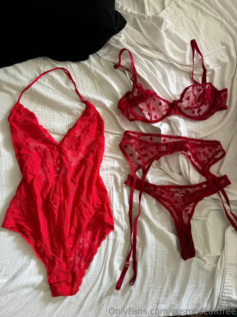 I wanna get some more cute outfits for yall hehe 