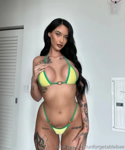 2 ur all you need in life is a tatted baddiee