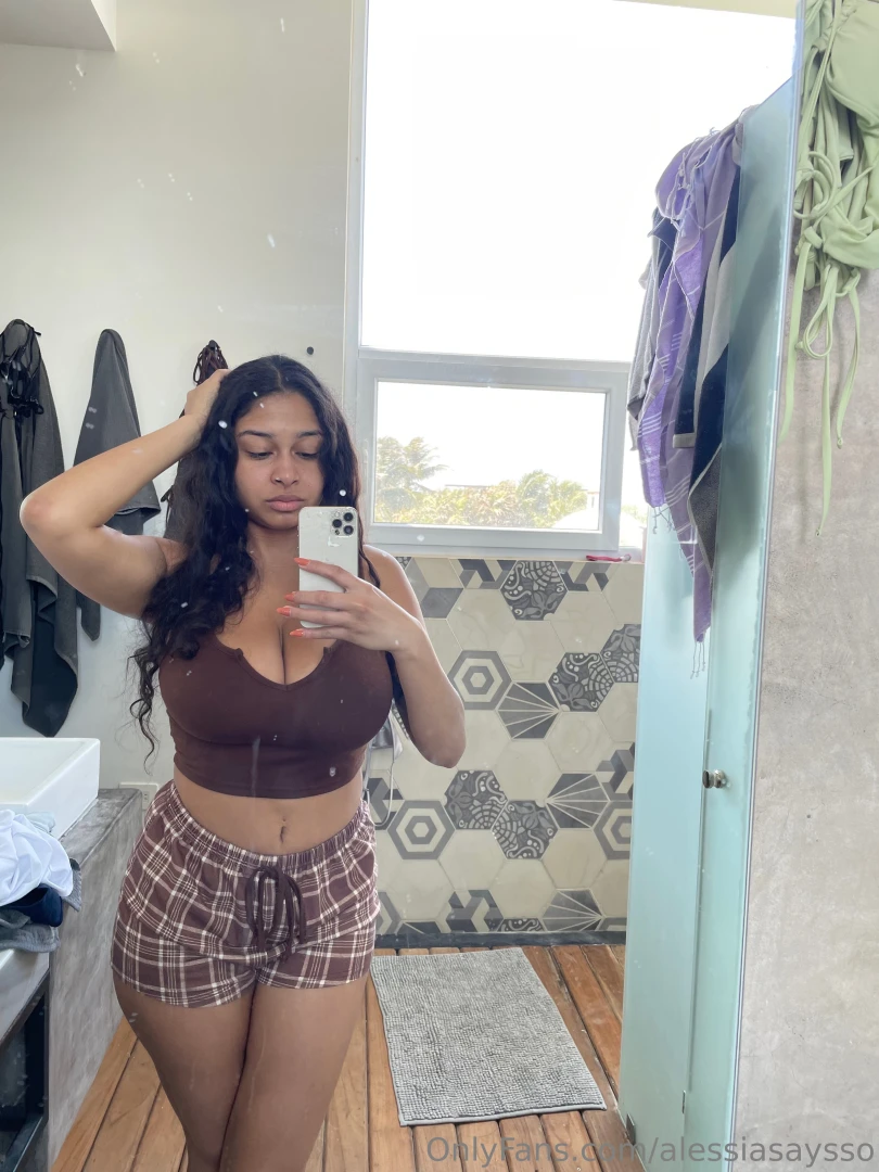 I accidentally bought a shirt that s way too small wanna see 