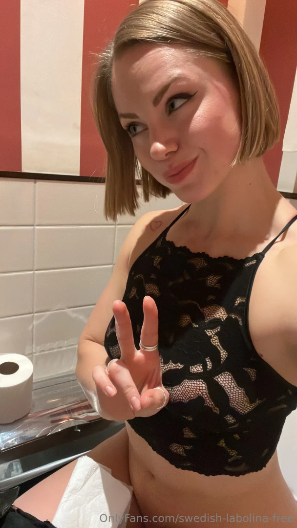 Toilet selfies are my fave 