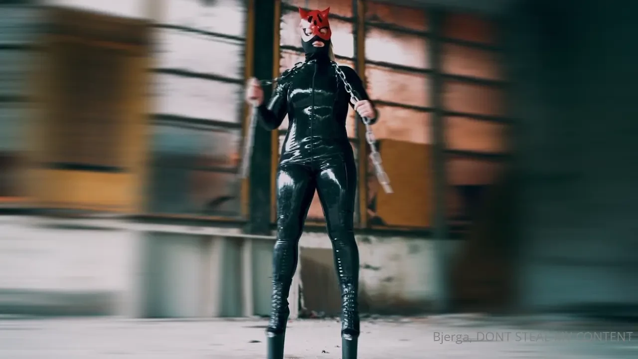 Latex h st omg sjekk denne deilige milfen da de sier jo eldre man blir part 5 