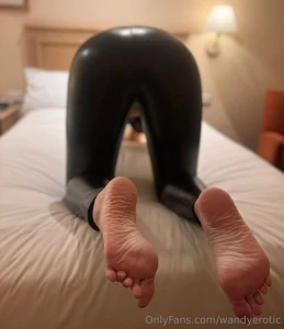 I want you to put oil on my feet so that your dick slides better