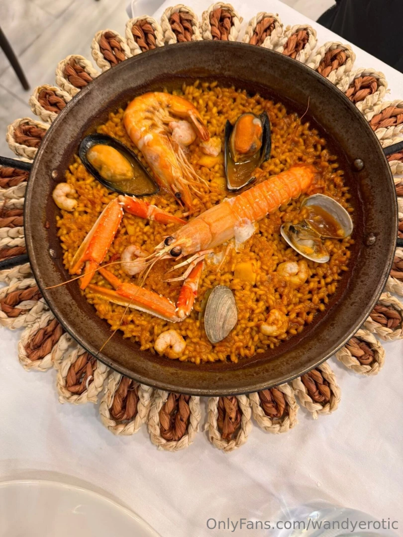 Do you believe do you think i can eat all this paella 