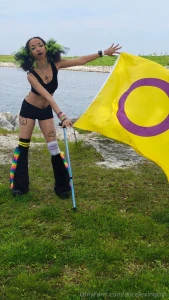 Actually hold on let s do a poll that flag you seen me holding you don