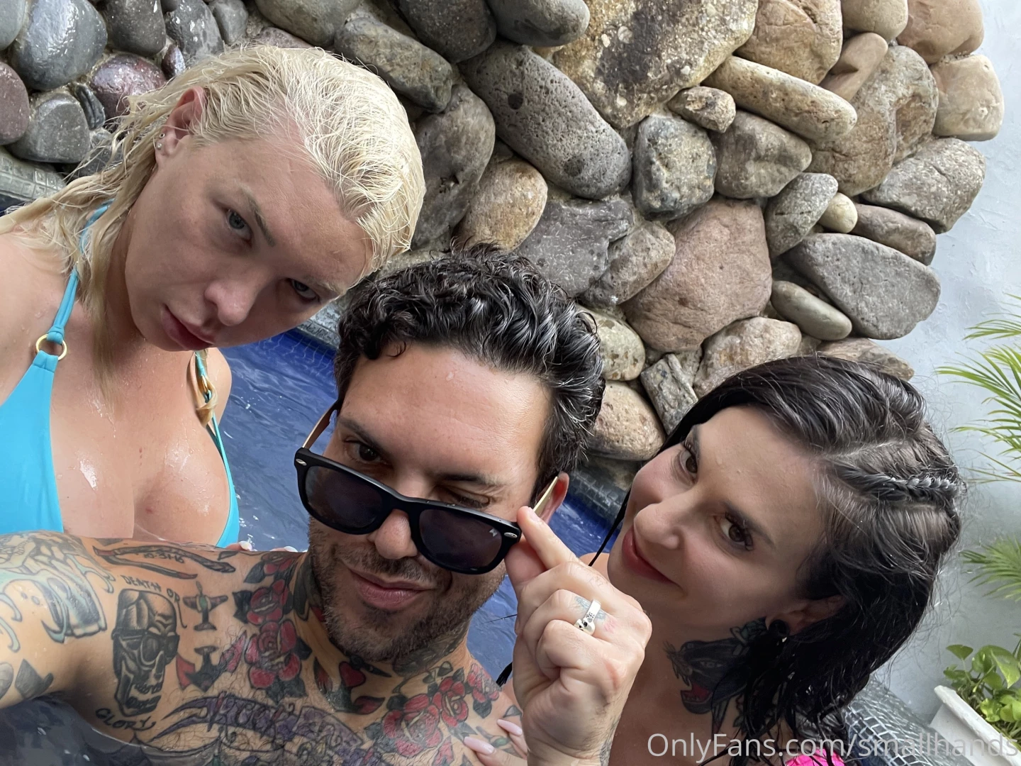 Aubreykate and joannaangel suck my cock in a hot tub what do you think 