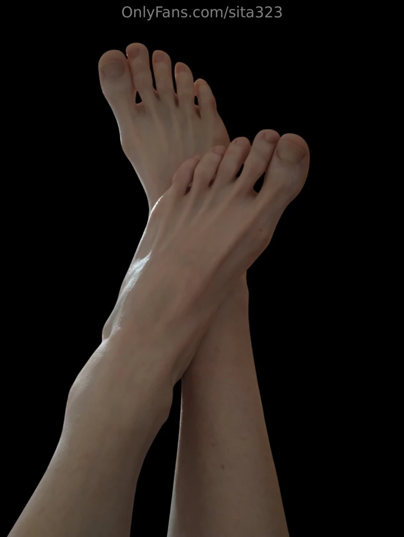 Sexy feet would you like to see how my feet wrap around your cock send 