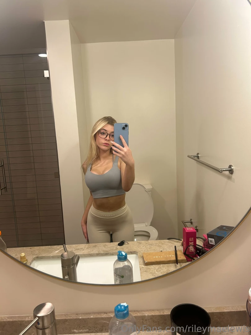 How do i look leave me some flirty comments best one gets a free pic 