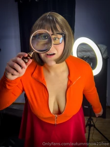 Alright my velma cosplay is pulled out and i m gonna do pictures in it
