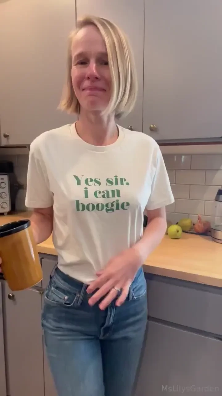 Yes sir i can boogie i should play this song it s pretty sexy thank 