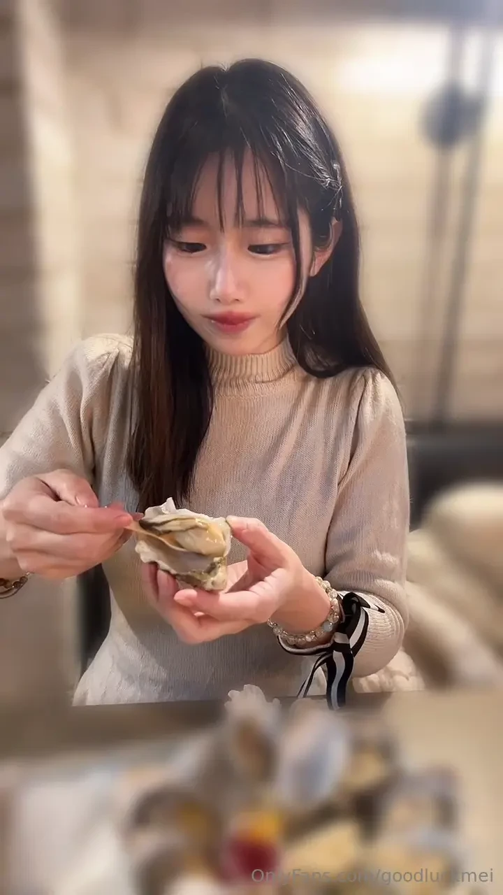 I wore oyster coloured dress to enjoy oysters fully 
