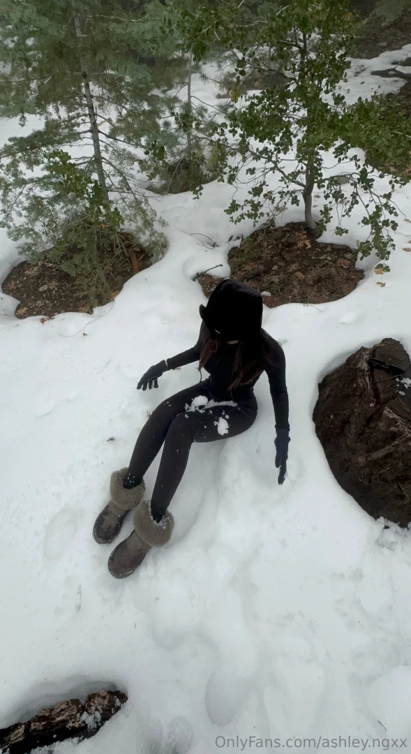 Havin some fun in the snow would you play with me 