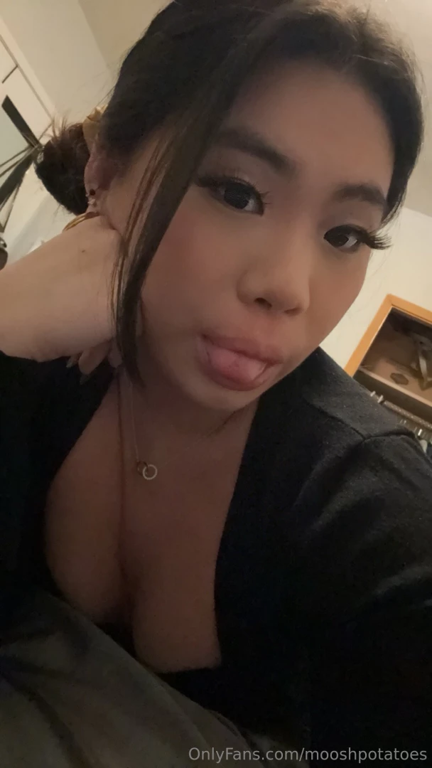 Whoo still wants to see this moosh live stream show me you want it if 