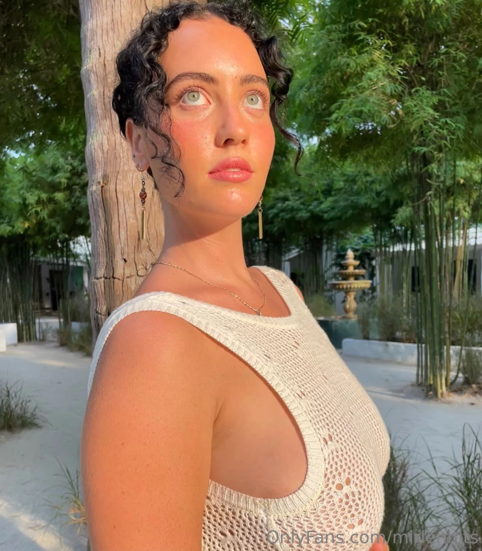 You can tell a whole story in a second women know how to use this 