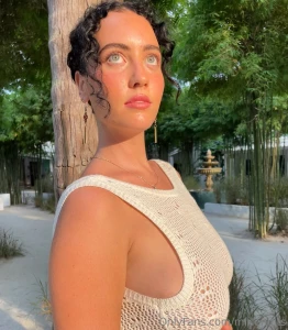 You can tell a whole story in a second women know how to use this