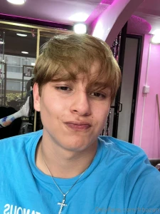 Q tal les gust rubio quien me estrena con este look