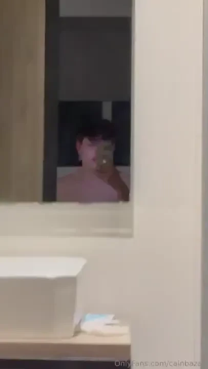 Un conejito dando brinquitos 