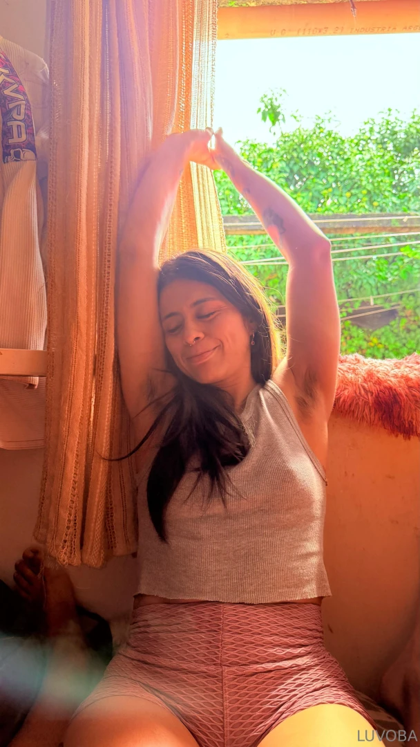 I love sunny days and my hairy armpits 