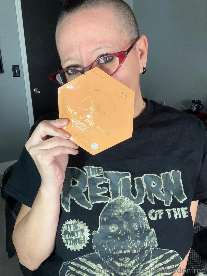 Doing a silly face mask and rambling about a whole lot of nothing lol 