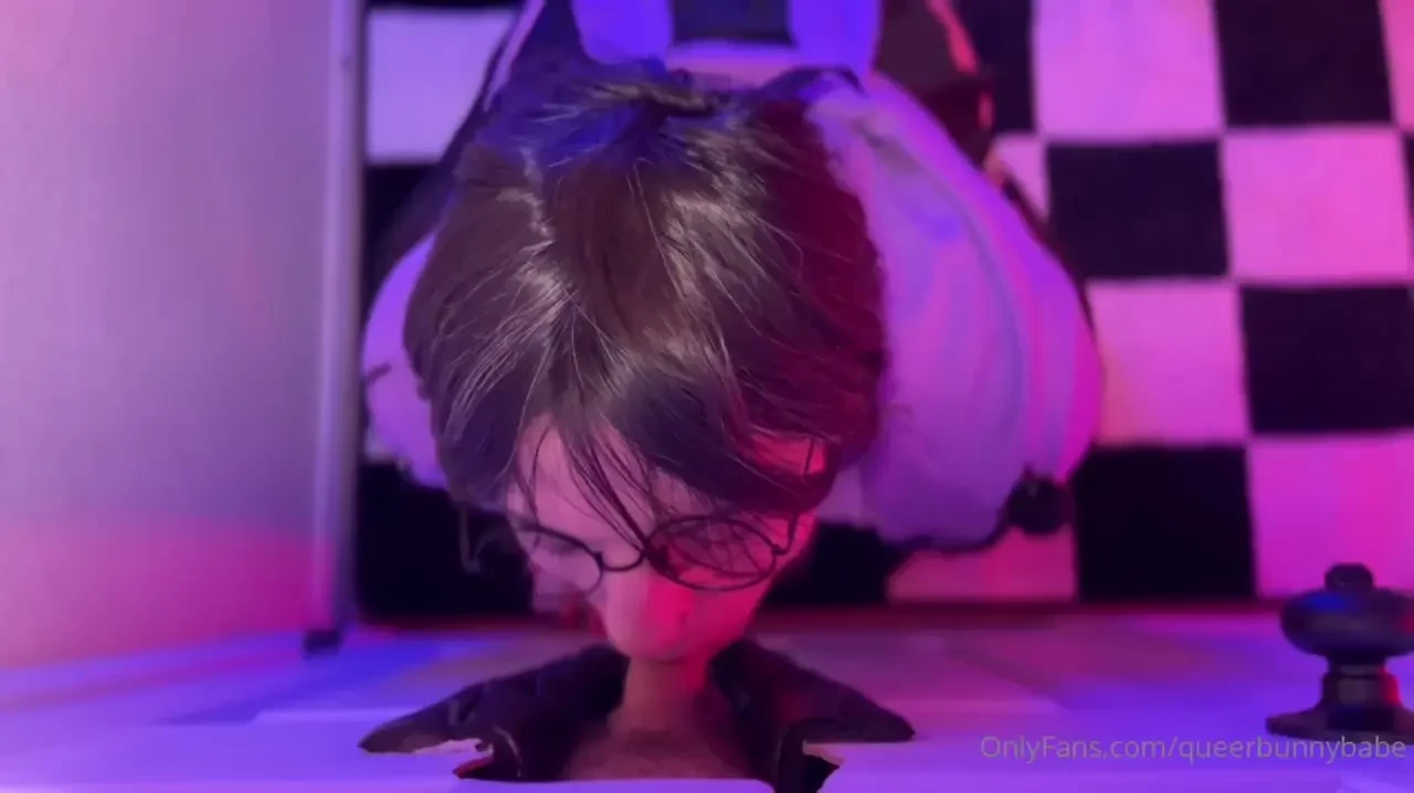 Glory hole vid is out check ur messages 