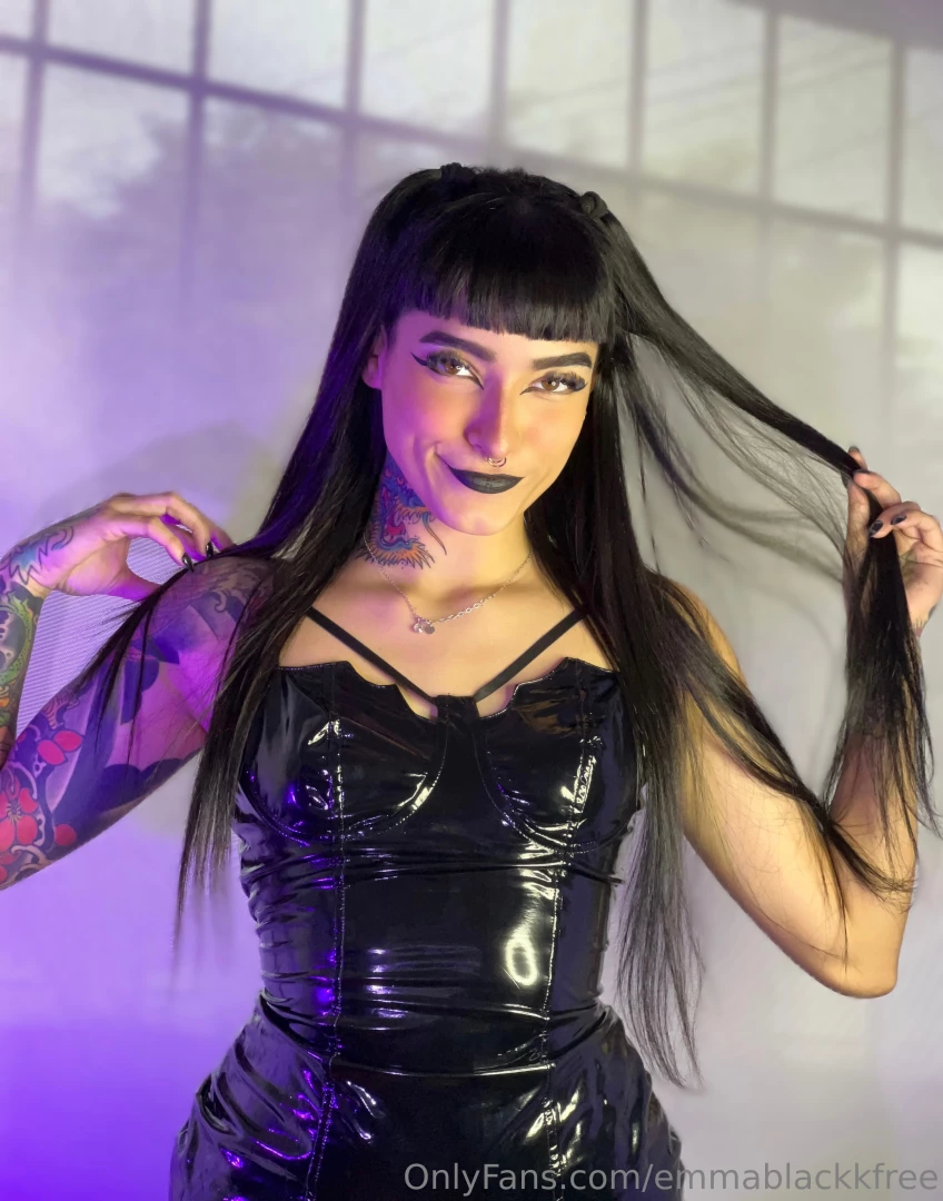 Te gusta como me queda el negro do you like how black looks on me 