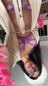 Turn your phone upside down to see how hot i am