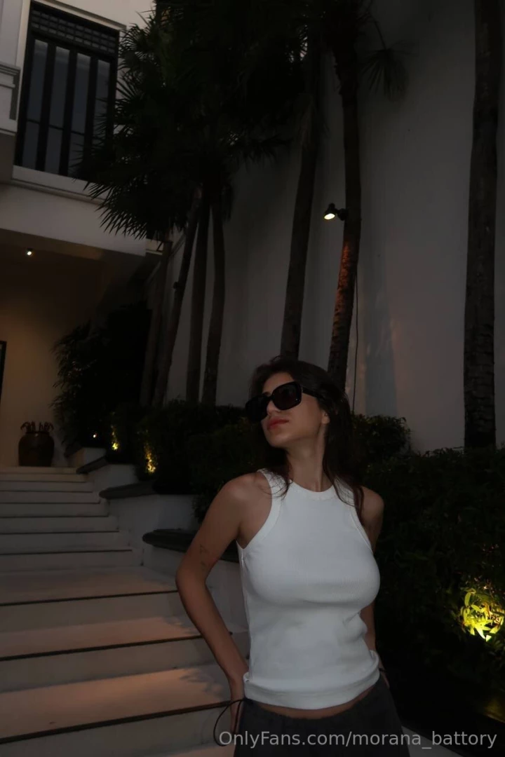 A walk through the evening city we stopped by a beautiful building part 1 