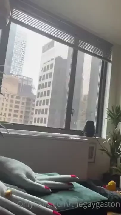 Catching up on drag race make the video full screen 