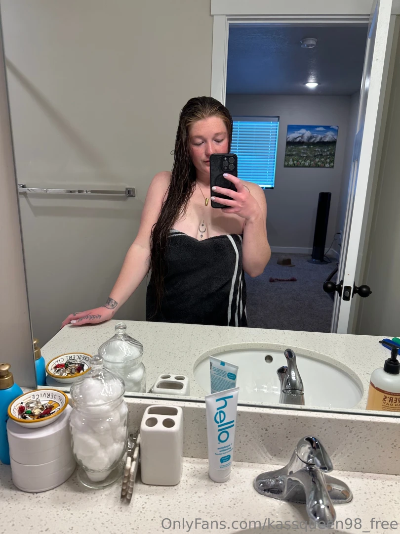 Fresh outta the shower i drop the towel what are we doing next 