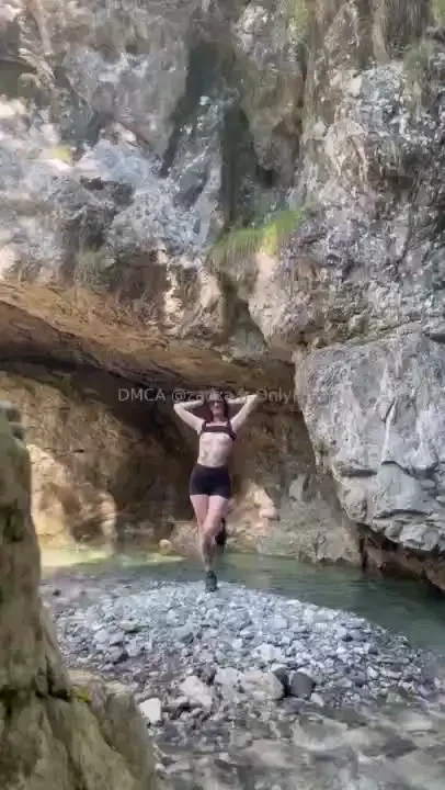 Bien s r qu il y avait du monde pas loin et que j ai d faire vite mais 