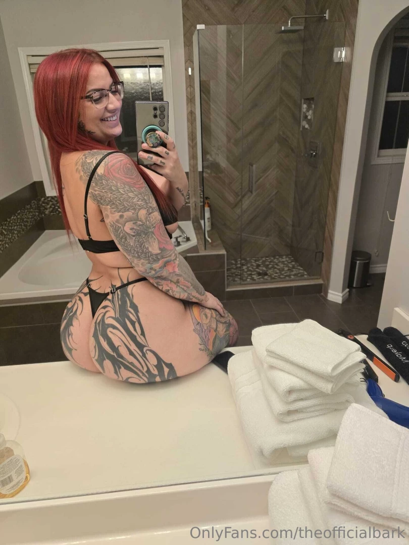 The only mirror selfie you need to satisfy your booty cravings 