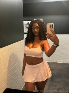 Who loves aries women