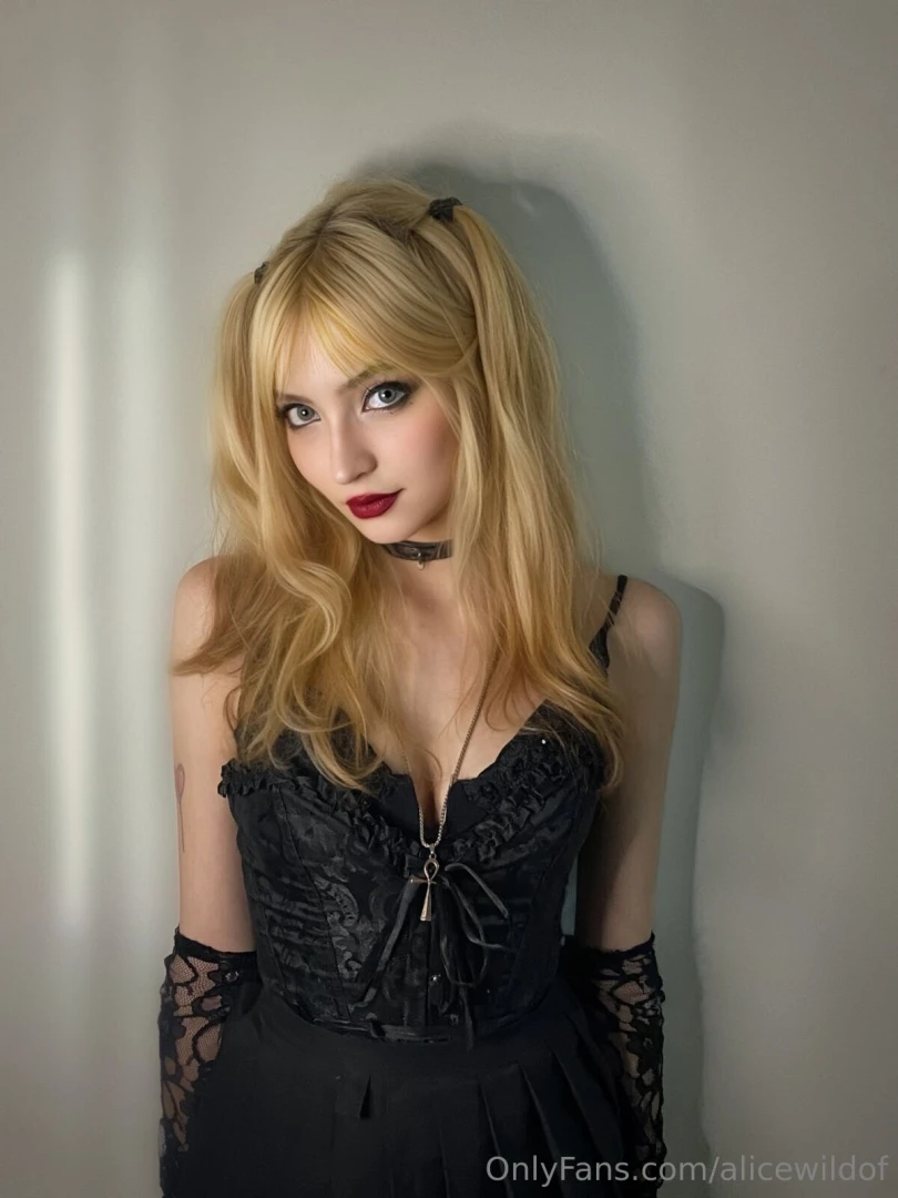 Kira s right hand the goddess of the new world 