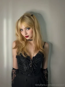 Kira s right hand the goddess of the new world