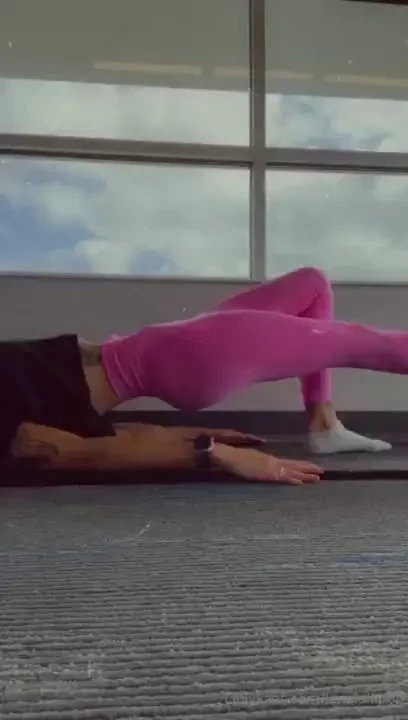 Look at your fav muscle mommy working on those booty gains do you like 