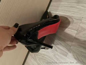 Who wanna custom with this shoes pics or vids part 1