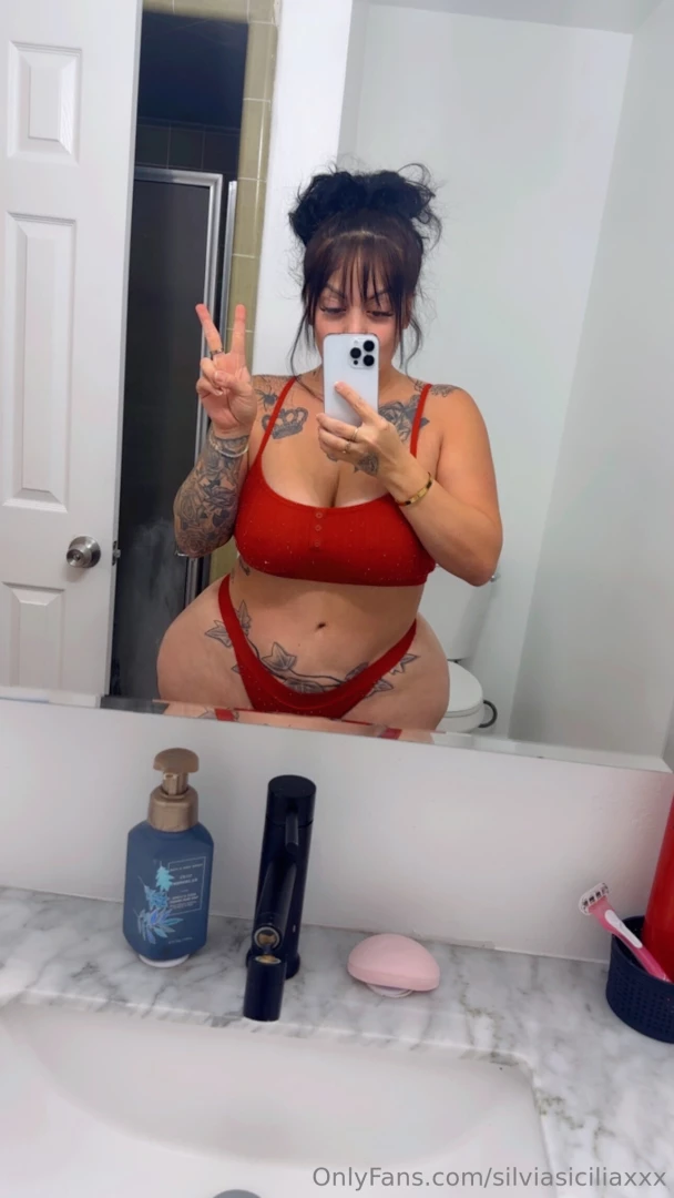 For all the fat ass lovers follow bigbootyalyy is this the fattest ass 
