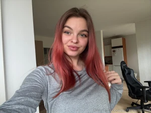 Hi there i m eva and if you asked me to describe myself in three words