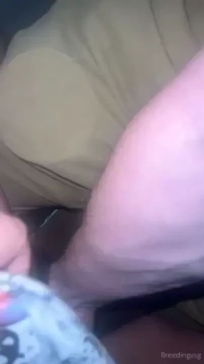 Had coffee at a park with my new tinder match let him finger me at the 