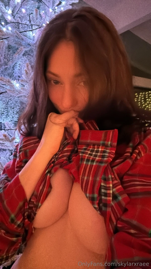 Let s kiss or fuck under the mistletoe this year 