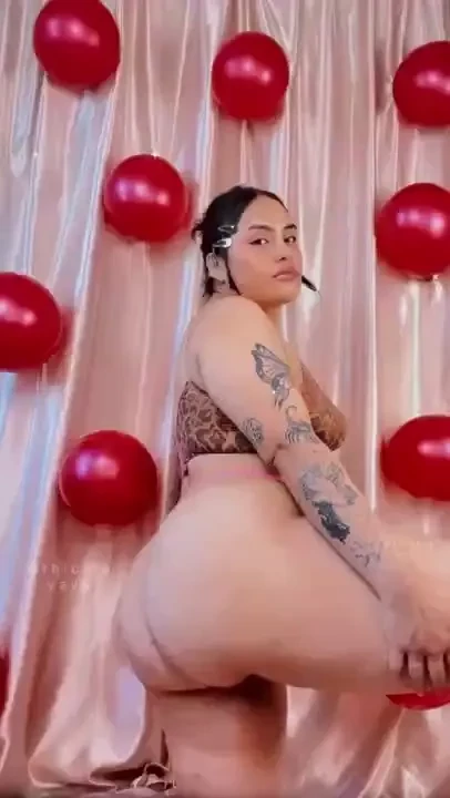 Practicing my ass shaking skills would u let me practice on ur face 