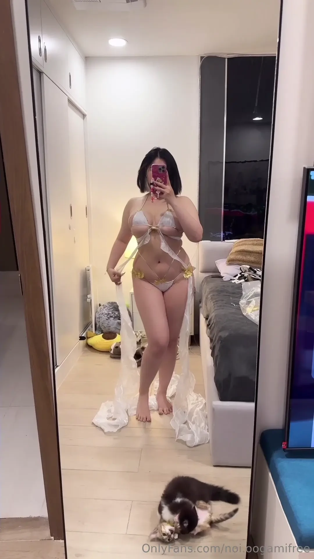 My house is really noisy i m trying on clothes for the next photoshoot 