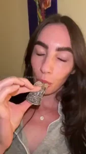 Hit the like button if you want a longer version of me sucking on this
