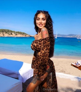The sea is as hot as i am