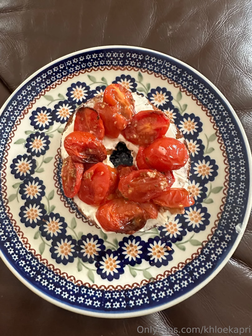 Roasted tomato bagel for brekky getting my spring break body ready for 