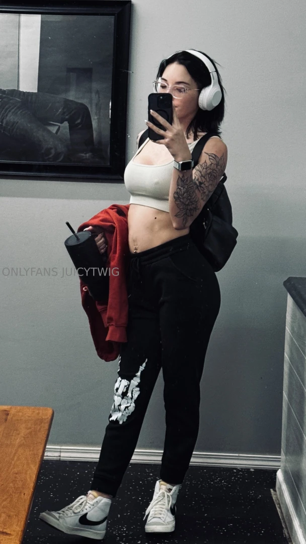 Good morning handsome wanna join me after my pump 