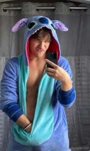 Wanna chill and watch lilo and stitch w me part 1