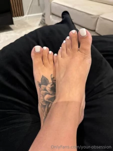 Get your tongue in between my toes bitch