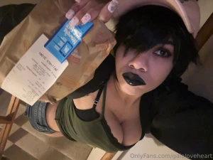 Took my fingernail off so i could play with my pussy