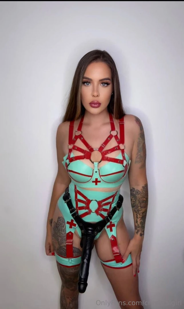 Femdom queen goddess veronica is on the hunt for more losers to join 