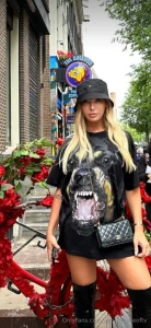 There is nothing wrong with an oversized shirt and a pair of high